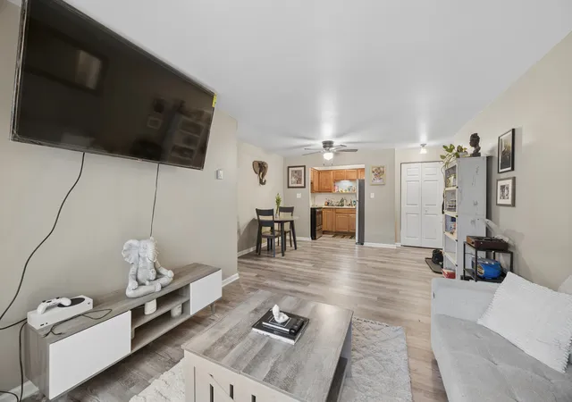 Photo 3 of Condo for sale at 727 S Maple Ave #100, Oak Park, IL 60304 | MLS# 12738811 | Listing updated on 2026-09-02