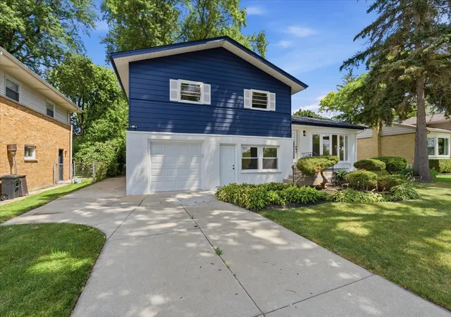 Photo 1 of Single family home for sale at 10 Linden Ave, Buffalo Grove, IL 60089 | MLS# 12738821 | Listing updated on 2026-09-03