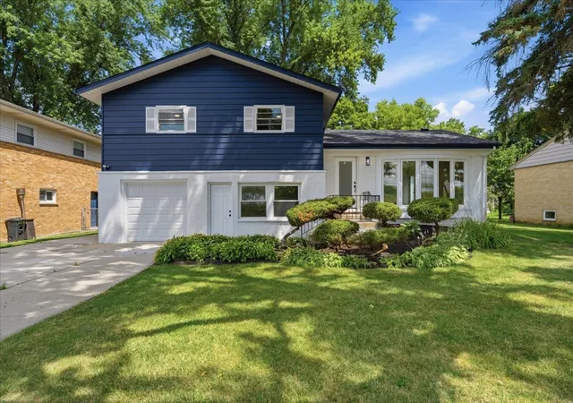 Photo 2 of Single family home for sale at 10 Linden Ave, Buffalo Grove, IL 60089 | MLS# 12738821 | Listing updated on 2026-09-03