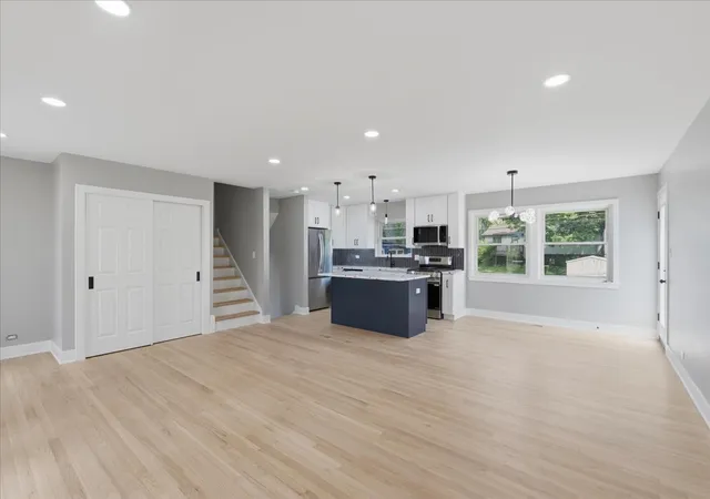 Photo 5 of Single family home for sale at 10 Linden Ave, Buffalo Grove, IL 60089 | MLS# 12738821 | Listing updated on 2026-09-03