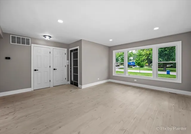 Photo 3 of Single family home for sale at 943 Oxford St, Downers Grove, IL 60516 | MLS# 12738829 | Listing updated on 2026-09-03