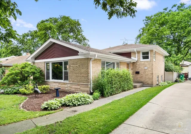 Photo 1 of Single family home for sale at 532 N Redfield Ct, Park Ridge, IL 60068 | MLS# 12739037 | Listing updated on 2026-08-26