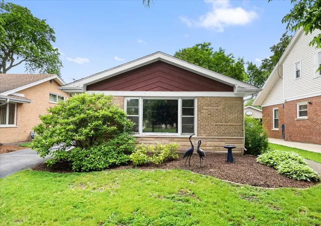 Photo 2 of Single family home for sale at 532 N Redfield Ct, Park Ridge, IL 60068 | MLS# 12739037 | Listing updated on 2026-08-26