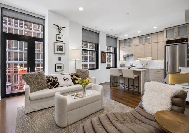 Photo 2 of Condo for sale at 208 W Washington St #1813, Chicago, IL 60606 | MLS# 12739737 | Listing updated on 2026-10-14