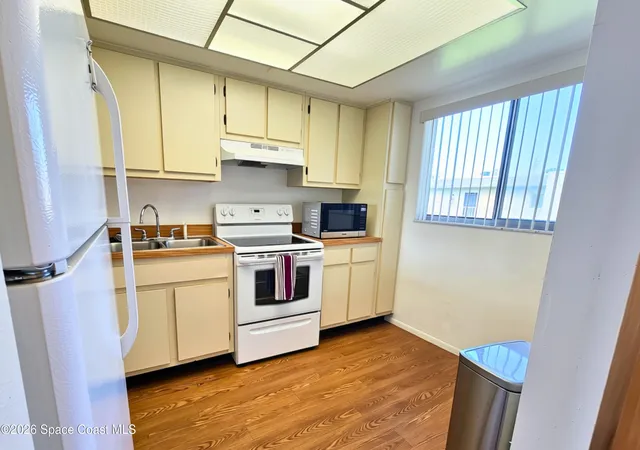 Listing Photo 5 - Condo for sale in building located at 3001 Thrush Dr, Melbourne, FL 32935 - Unit #224