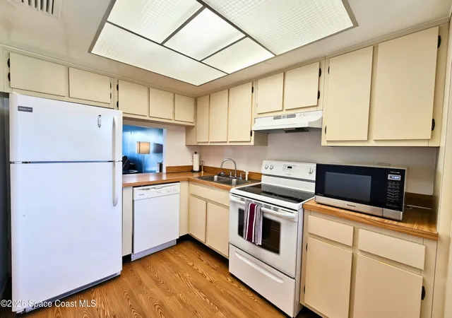 Listing Photo 4 - Condo for sale in building located at 3001 Thrush Dr, Melbourne, FL 32935 - Unit #224