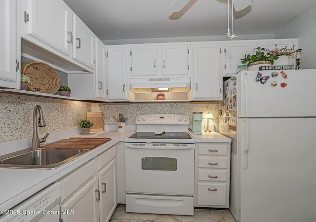 3rd image of 75 Royal Oak Ct #204, Vero Beach, FL 32962 | MLS# 1083508