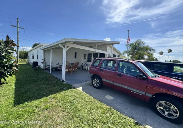 Photo 4 of Manufactured home for sale at 835 Vireo Dr, Sebastian, FL 32976 | MLS# 1084916 | Listing updated on 2026-09-12