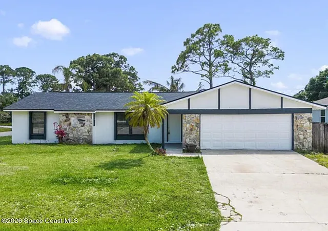 Single family home for sale at 1800 Calmar St NW, Palm Bay, FL 32907 | MLS# 1085061