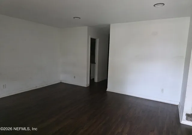 Photo 3 of Sale Pending at 7229 Ken Knight Dr E, Jacksonville, FL 32209 | MLS# 2143655 | Listing updated on 2026-07-30