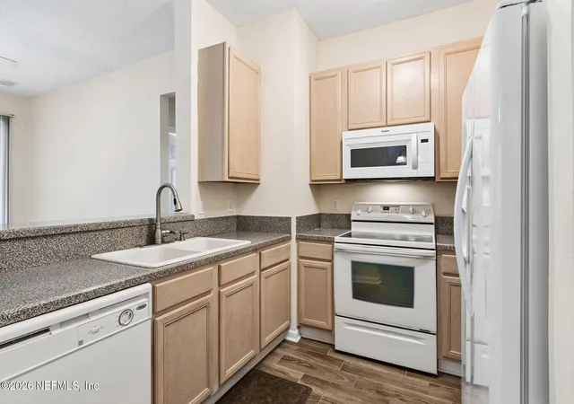 4th image of 8601 Bch Blvd, Jacksonville, FL 32216