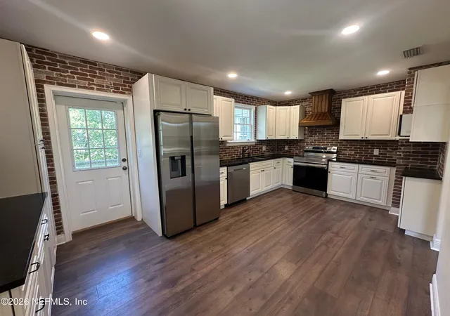 Photo 4 of Single family home for sale at 4571 Pinewood Ave, Jacksonville, FL 32207 | MLS# 2156344 | Listing updated on 2026-08-28
