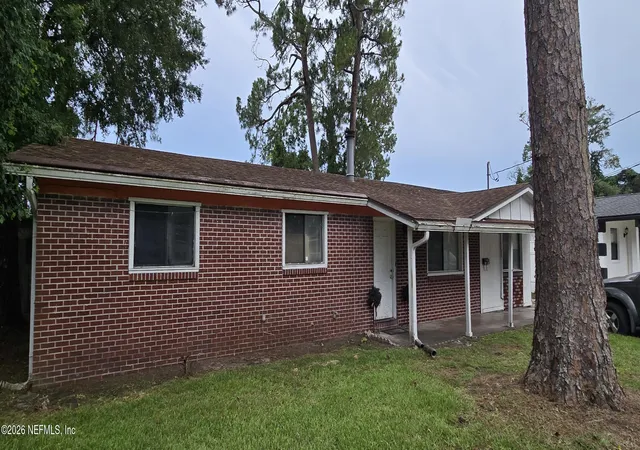 Photo 2 of Sale Pending at 5540 Fargo Dr N, Jacksonville, FL 32207 | MLS# 2156243 | Listing updated on 2026-08-26