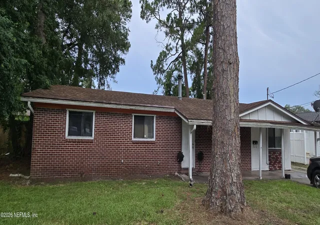 Photo 3 of Sale Pending at 5540 Fargo Dr N, Jacksonville, FL 32207 | MLS# 2156243 | Listing updated on 2026-08-26