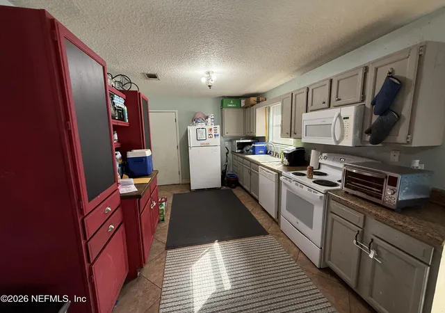 Photo 3 of Sale Pending at 10516 Timber Crk Ln, Jacksonville, FL 32221 | MLS# 2156234 | Listing updated on 2026-09-08