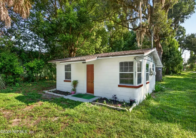 Photo 3 of Single family home for sale at 4951 Halls Dr, Jacksonville, FL 32207 | MLS# 2156256 | Listing updated on 2026-08-01