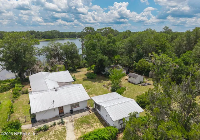 Photo 3 of Single family home for sale at 214 Mirror Lake Dr, Interlachen, FL 32148 | MLS# 2156763 | Listing updated on 2026-09-23