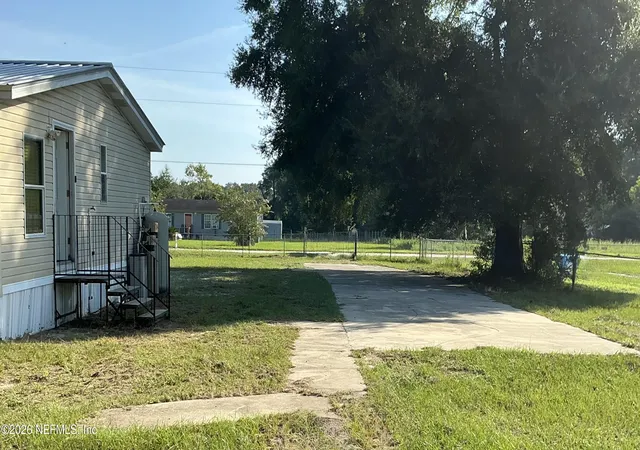 Photo 5 of Manufactured home for sale at 130 Yancey Cir, Satsuma, FL 32189 | MLS# 2160396 | Listing updated on 2026-09-01