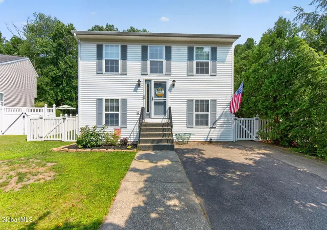 3rd image of 37 Wicken Sq, Albany, NY 12205 | MLS# 202621868
