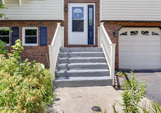 3rd image of 35 Hillcrest Ave, Schenectady, NY 12304 | MLS# 202622911