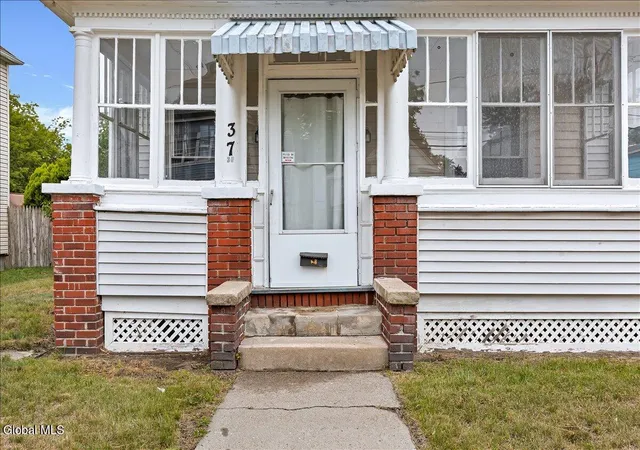 Photo 3 of Single family home for sale at 37 Chiswell St, Schenectady, NY 12304 | MLS# 202622360 | Listing updated on 2026-09-19