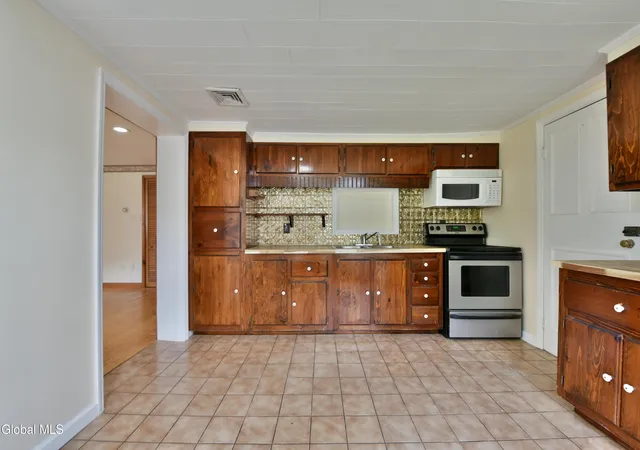 Photo 5 of Single family home for sale at 300 Vandenburgh Point Rd, Gloversville, NY 12078 | MLS# 202622665 | Listing updated on 2026-07-29