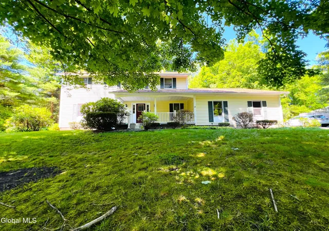 Photo 2 of Single family home for sale at 7 Woods Way, Clifton Park, NY 12065 | MLS# 202621994 | Listing updated on 2026-09-06