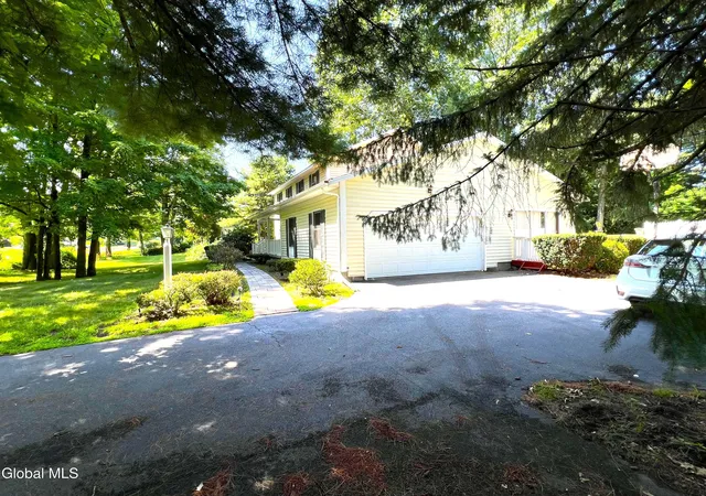 Photo 3 of Single family home for sale at 7 Woods Way, Clifton Park, NY 12065 | MLS# 202621994 | Listing updated on 2026-09-06
