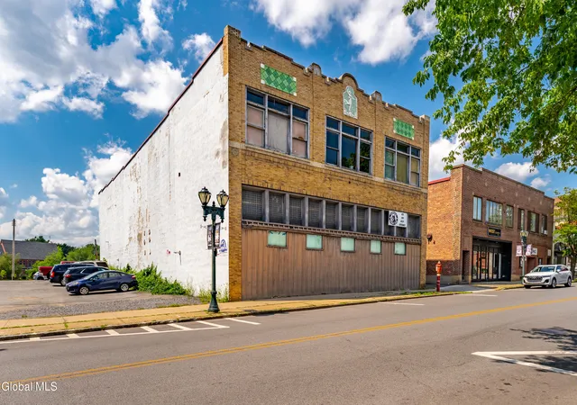 33rd image of 91 N Main St, Gloversville, NY 12078 | MLS# 202621981