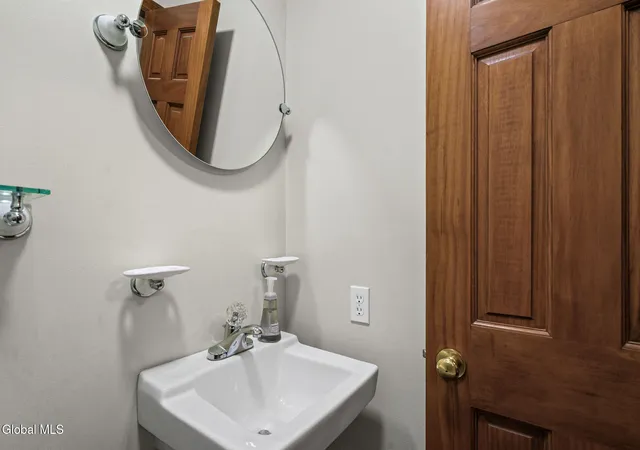 Photo 4 of Sale Pending at 10 Schlensker Dr, Schenectady, NY 12302 | MLS# 202622237 | Listing updated on 2026-07-29