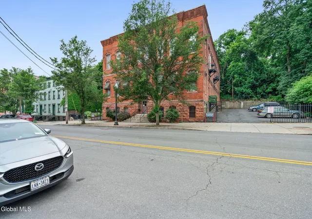 2nd image of 206 N Pearl St, Albany, NY 12207