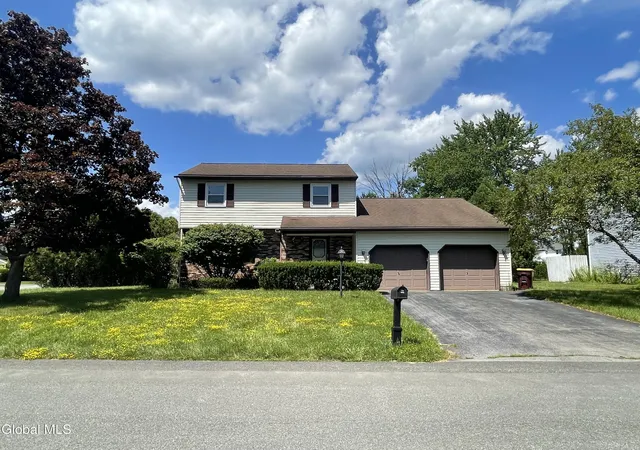 Photo 3 of Sale Pending at 2 Brookside Ct, Latham, NY 12110 | MLS# 202622372 | Listing updated on 2026-07-26