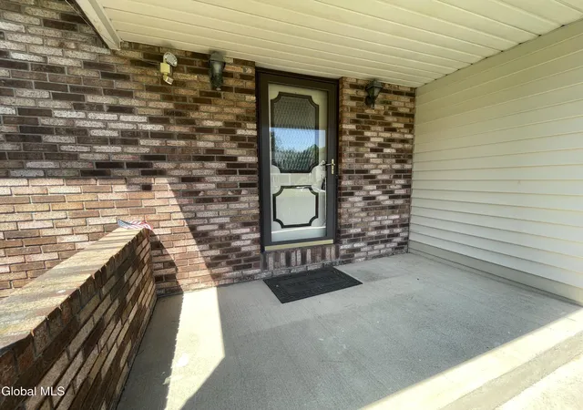 Photo 4 of Sale Pending at 2 Brookside Ct, Latham, NY 12110 | MLS# 202622372 | Listing updated on 2026-07-26