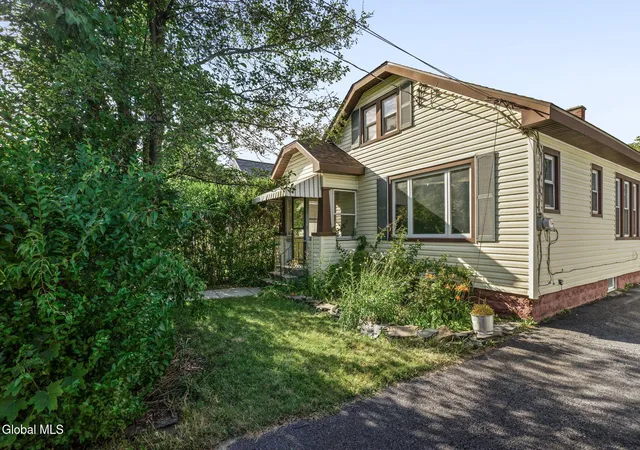 Photo 3 of Sale Pending at 418 Charles St, Schenectady, NY 12302 | MLS# 202622444 | Listing updated on 2026-09-09
