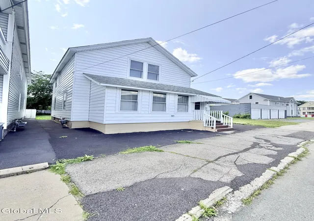 Photo 2 of Single family home for sale at 822 Sargent Pl, Schenectady, NY 12303 | MLS# 202622511 | Listing updated on 2026-08-07