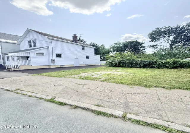 Photo 3 of Single family home for sale at 822 Sargent Pl, Schenectady, NY 12303 | MLS# 202622511 | Listing updated on 2026-08-07