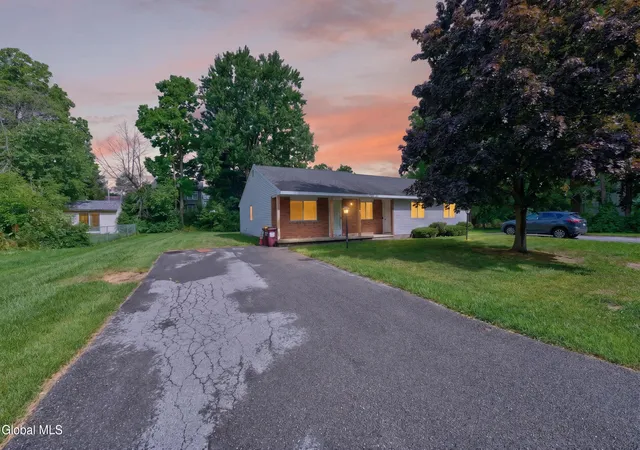 3rd image of 17 Berwyn St, Schenectady, NY 12304 | MLS# 202623658