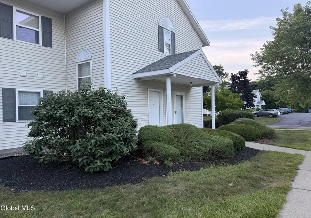2nd image of 807 Cambridge Manor Dr, Schenectady, NY 12302 | MLS# 202622752