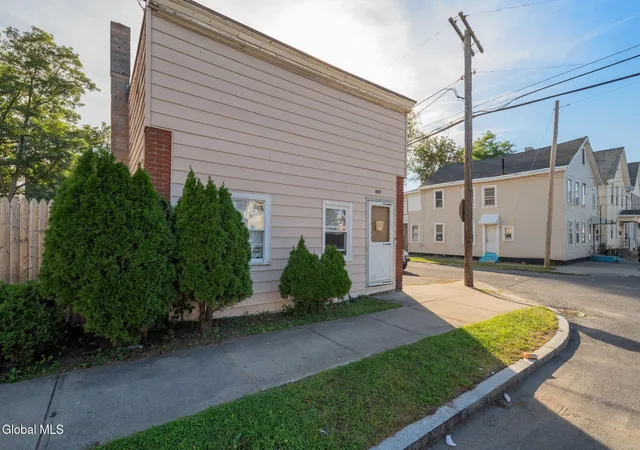 23rd image of 1002 Strong St, Schenectady, NY 12307 | MLS# 202623017