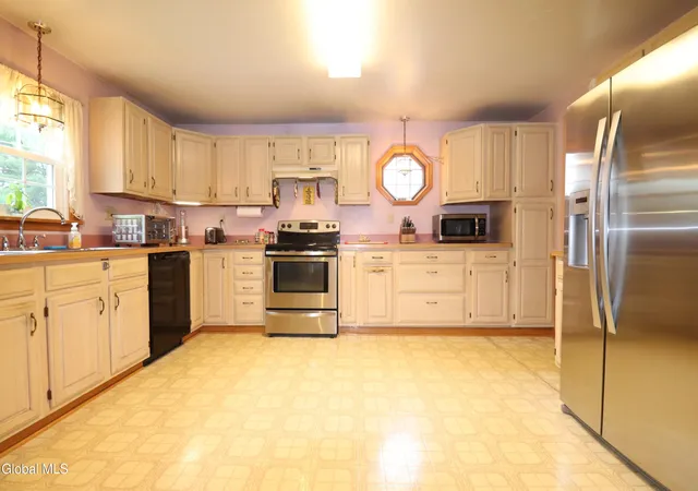 2nd image of 2896 W Lydius St, Schenectady, NY 12303 | MLS# 202622947