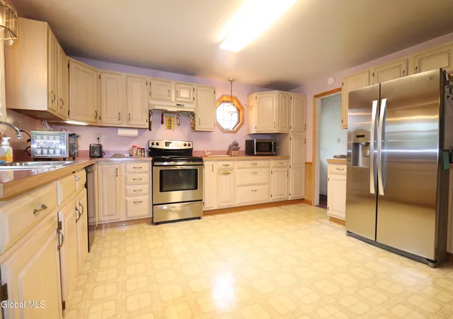 Photo 3 of Single family home for sale at 2896 W Lydius St, Schenectady, NY 12303 | MLS# 202622947 | Listing updated on 2026-08-19