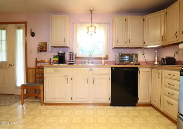 Photo 4 of Single family home for sale at 2896 W Lydius St, Schenectady, NY 12303 | MLS# 202622947 | Listing updated on 2026-08-19