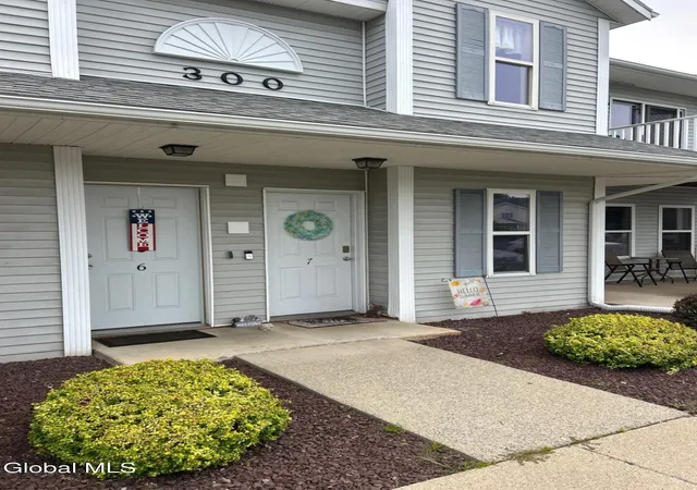 2nd image of 307 Cambridge Manor Dr, Schenectady, NY 12302 | MLS# 202622890