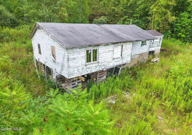 Photo 4 of Single family home for sale at 7056 State Hwy 30, Esperance, NY 12066 | MLS# 202623584 | Listing updated on 2026-08-09