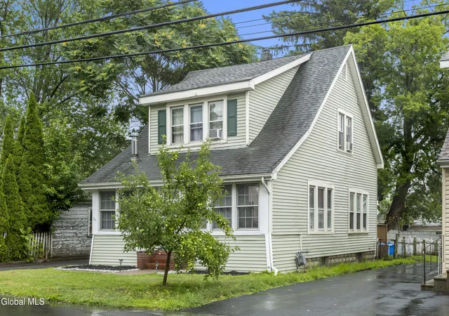 Photo 3 of Single family home for sale at 4 Maplewood Ave, Colonie, NY 12205 | MLS# 202622974 | Listing updated on 2026-09-11