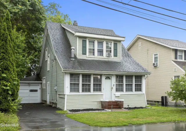 Photo 3 of Single family home for sale at 4 Maplewood Ave, Colonie, NY 12205 | MLS# 202622974 | Listing updated on 2026-09-11