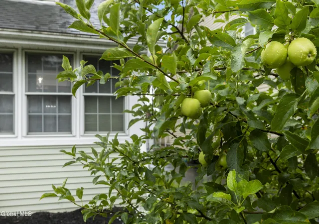 Photo 4 of Single family home for sale at 4 Maplewood Ave, Colonie, NY 12205 | MLS# 202622974 | Listing updated on 2026-09-11