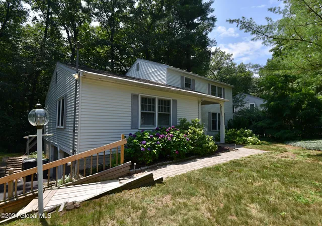 Photo 4 of Sale Pending at 4 Berkshire Dr, Clifton Park, NY 12065 | MLS# 202623292 | Listing updated on 2026-08-13