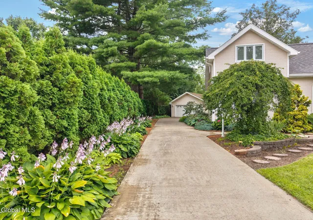4th image of 6 Quaker Dr, Schenectady, NY 12309 | MLS# 202623023