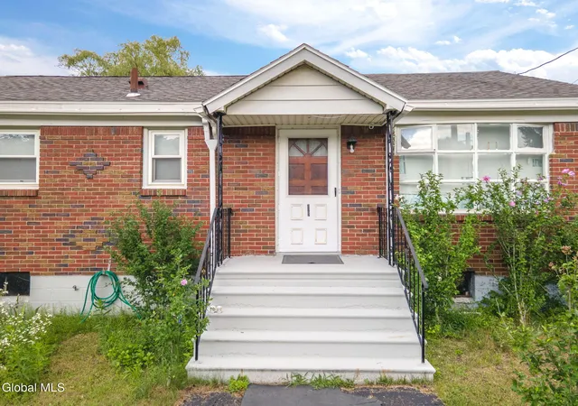 Photo 4 of Sale Pending at 3257 Mcdonald Ave, Schenectady, NY 12304 | MLS# 202623314 | Listing updated on 2026-10-08